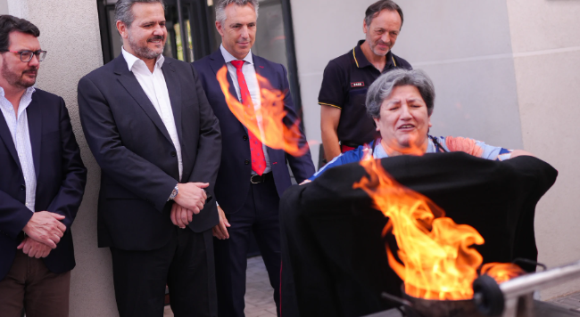 Detectores de humo y asesoramiento profesional: la fórmula de Madrid para prevenir incendios en hogares vulnerables llega con tecnología, formación y exigencia normativa real.
