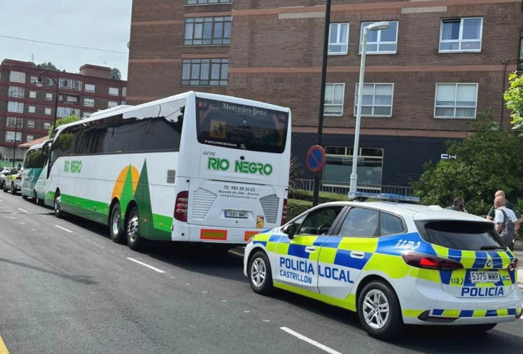 Escuela de surf sin licencia en Salinas: Castrillón avisa a la Fiscalía por riesgo de hacinamiento