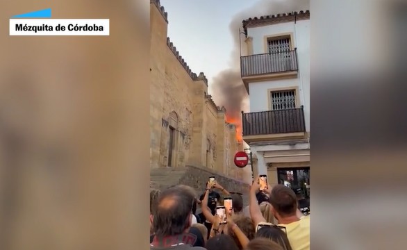 Techo de capilla en la Mezquita de Córdoba se desploma por incendio