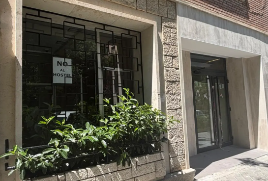 El Ayuntamiento aprueba la licencia del hostal de Parque Avenidas y anima a los vecinos a acudir a la vía civil