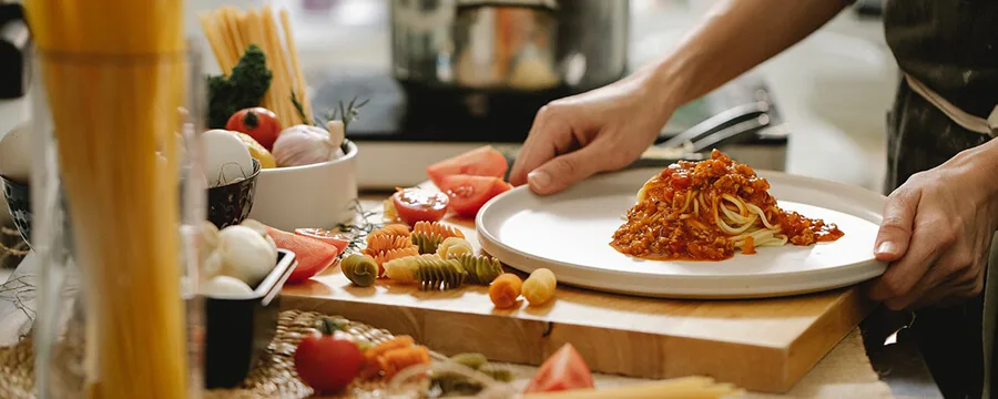 ¿Es legal vender comida hecha en casa? Requisitos y pasos para hacerlo en 2025: Guía completa para emprender con comida casera en España.