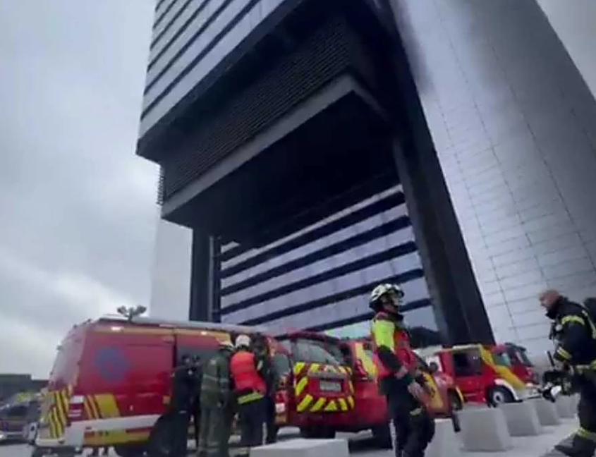 Evacuación en la Torre Foster de la Castellana por un incendio en un transformador eléctrico