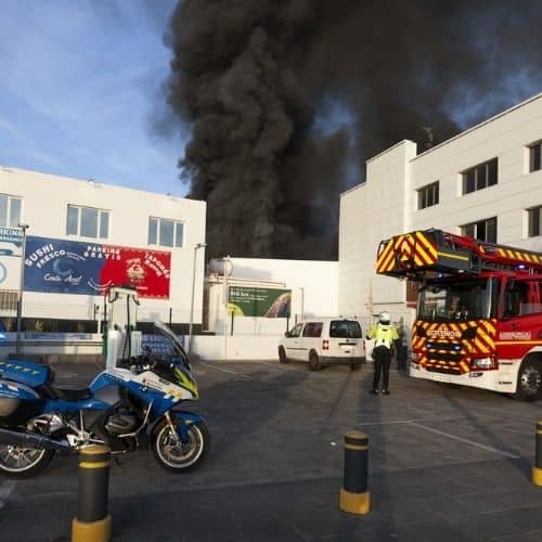 Fuego en Arrecife: desalojan restaurante y gasolinera cercana a nave de Lanzarote Bus