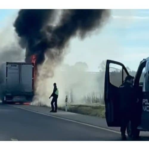 Camión en llamas genera caos en la A-6 dirección Madrid
