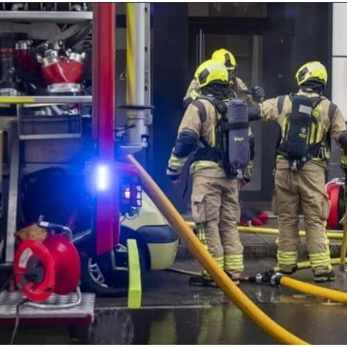 Bomberos actúan tras incendio en cocina de piso en Santiago